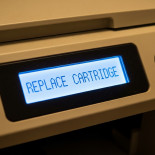 Почему принтер показывает «замените картридж» даже после заправки — и что с этим делать